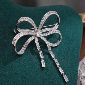 Beautiful traditional "Bow" shaped Silver & marquisette style brooch